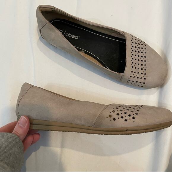 Abeo Grey Leather Laser Cut Round Toe Slip On Flats Womens 7 Comfort Shoes - Picture 1 of 9